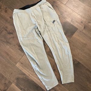 Men’s gray Nike tech joggers pants